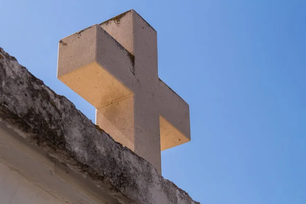 Stenkors och en blå himmel — Stockfoto