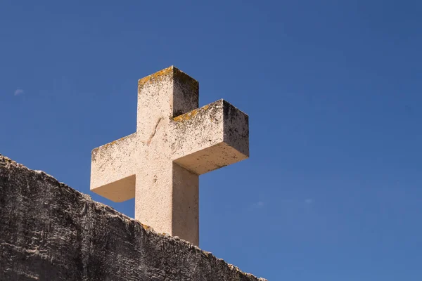 Croix de pierre et ciel bleu — Photo