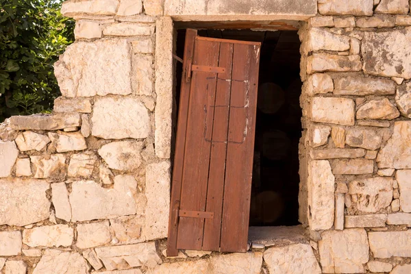 Pared de piedra y puerta abierta — Foto de Stock