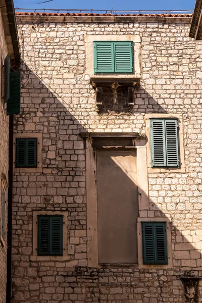 Casa de piedra con persianas verdes cerradas — Foto de Stock