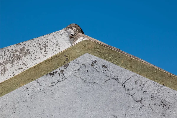 Dreieckiges Detail eines Hauses und blauer Himmel — Stockfoto