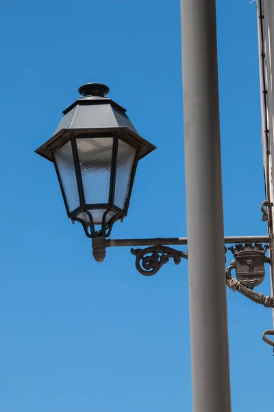 Candeeiro de rua - lanterna e um céu azul — Fotografia de Stock