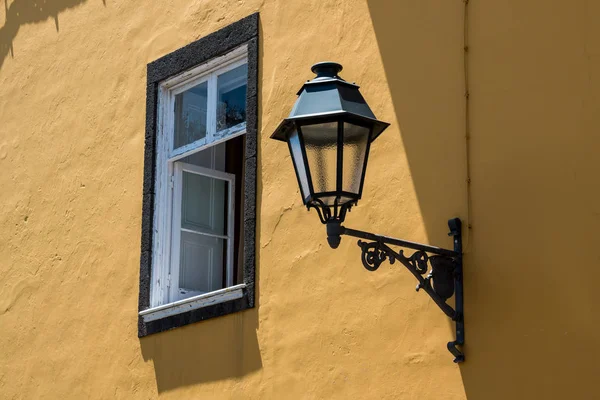 Stretch lamp op een geel gebouw — Stockfoto