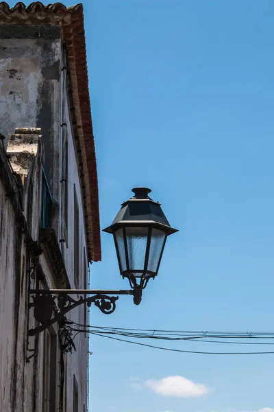 Streetlamp - linterna y un cielo azul —  Fotos de Stock