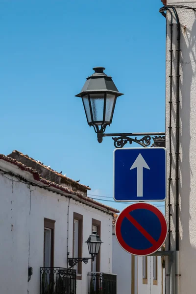 Farola - farol, señales de tráfico y un cielo azul — Foto de Stock