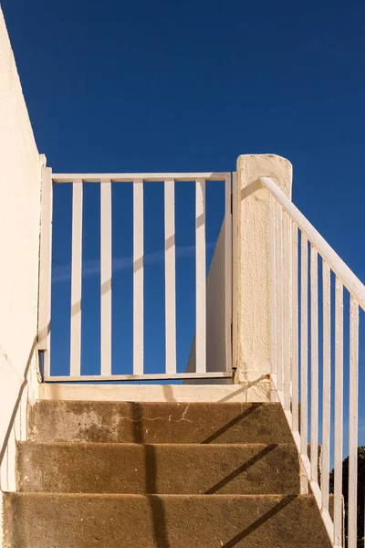 户外楼梯和明亮的蓝天 — 图库照片