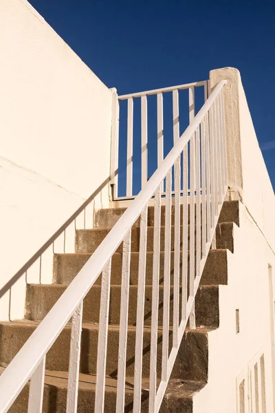 户外楼梯和明亮的蓝天 — 图库照片