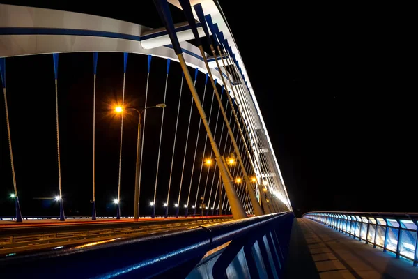Apollo Bridge by Night, Bratislava, Slowakije — Stockfoto