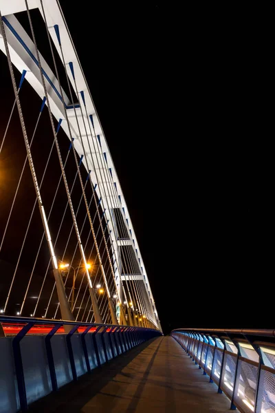 Puente Apolo por la noche, Bratislava, Eslovaquia — Foto de Stock