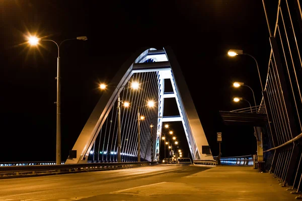 Costruzione Del Ponte Apollo Sul Danubio Illuminato Notte Parte Pedoni — Foto Stock