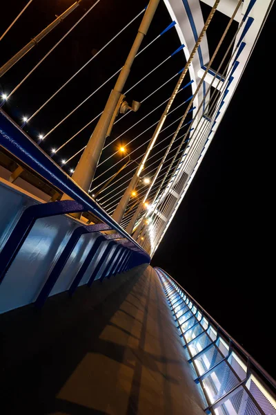 Puente Apolo por la noche, Bratislava, Eslovaquia — Foto de Stock
