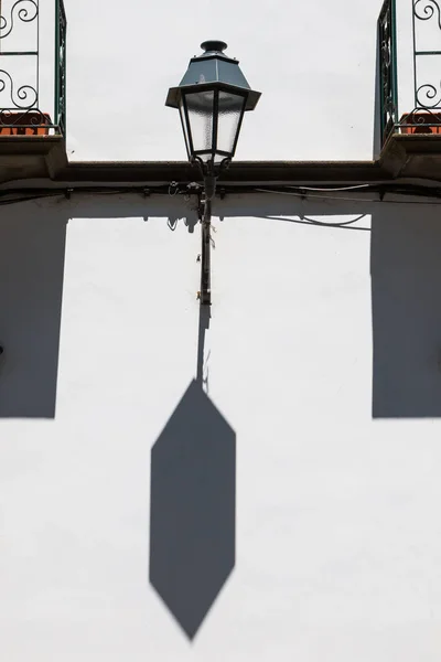 Фонарь на доме и его тень — стоковое фото