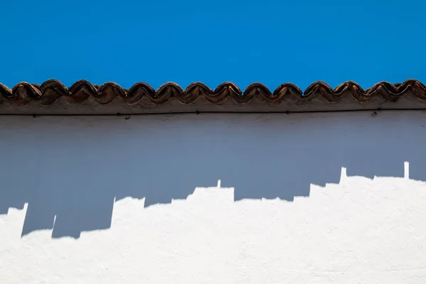 Dachkante mit Schatten auf weißer Wand — Stockfoto