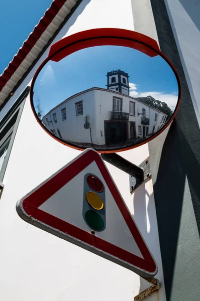 Traffc signo y un espejo de tráfico, esquina de una casa — Foto de Stock