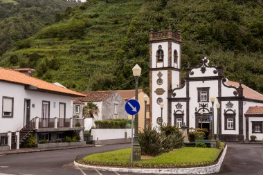 Bir kilise ile Kare, Faial da Terra, Azores