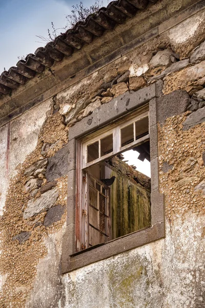Broken window of an abandoned house — Stock Photo, Image
