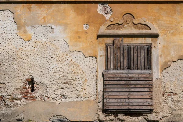 Cansado Arrancado Fachada Una Casa Solariega Abandonada Ventana Cubierta Por — Foto de Stock