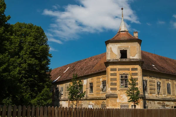 Teil Eines Verlassenen Historischen Herrenhauses Das Einem Park Liegt Turm lizenzfreie Stockfotos