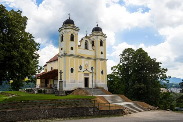 Κίτρινη Πρόσοψη Εκκλησίας Δύο Πύργους Πάνω Λόφο Περιτριγυρισμένη Από Δέντρα — Φωτογραφία Αρχείου