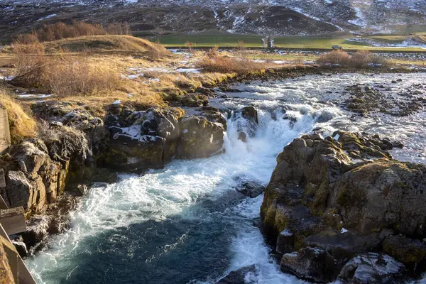 Río Helado Salvaje Con Una Cascada Espuma Blanca Vapor Día — Foto de Stock