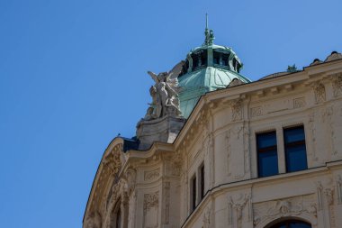 Çok güzel bir bina, çok iyi korunacak. Çok ilginç detaylar. Bir yaz gününde parlak mavi gökyüzü. Parlak mavi gökyüzü. Karlovy Vary (UNESCO), Çek Cumhuriyeti.