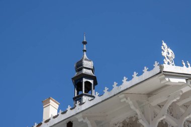 Tarihi kale kulesi. Colonnade Kalesi 'nin çatısının ayrıntıları. Parlak mavi gökyüzü, güneşli yaz günü. Karlovy Vary (UNESCO), Çek Cumhuriyeti.