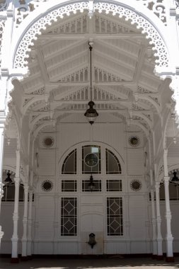 Castle Colonnade bina içi. Beyaz ahşap süslemeli mimari. Şık lamba. Yer, şifa kaynağı nerede? Karlovy Vary, Çek Cumhuriyeti.