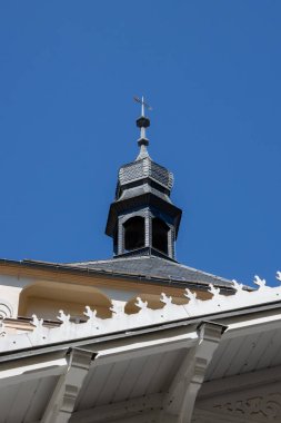 Tarihi kale kulesi. Colonnade Kalesi 'nin çatısının ayrıntıları. Parlak mavi gökyüzü, güneşli yaz günü. Karlovy Vary (UNESCO), Çek Cumhuriyeti.