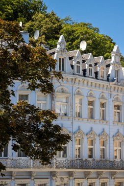Çok güzel dekore edilmiş binalar, çok iyi korunmuş. Çok ilginç detaylar. Bir yaz gününde parlak mavi gökyüzü. Karlovy Vary (UNESCO), Çek Cumhuriyeti.