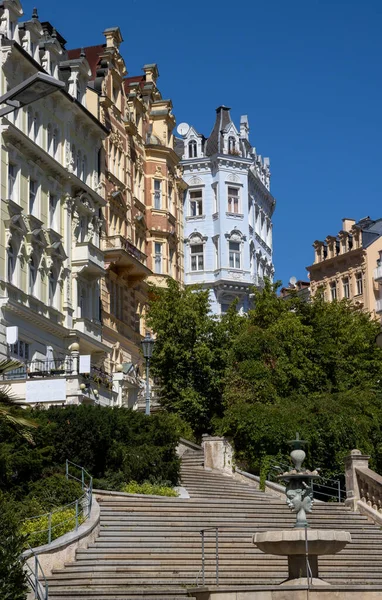 Çok güzel dekore edilmiş binalar, çok iyi korunmuş. Çok ilginç detaylar. Bir yaz gününde parlak mavi gökyüzü. Karlovy Vary (UNESCO), Çek Cumhuriyeti.