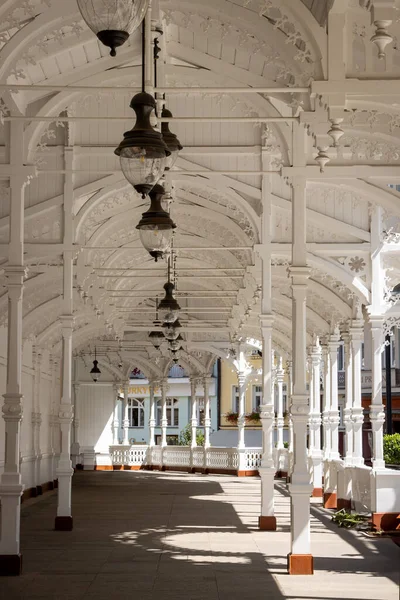 Castle Colonnade bina içi. Beyaz ahşap süslemeli mimari. Şık lambalar. Yer, şifa kaynağı nerede? Karlovy Vary, Çek Cumhuriyeti.