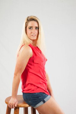 Düşünceli bir ifadeyle düşünceli sarışın oturuyor.