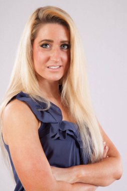 Mavi bluzlu Mutlu Sarışın