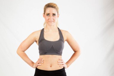 Hafif gülüşlü güzel sarışın kadın.