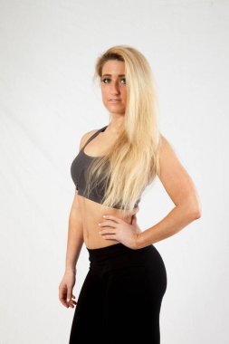 Egzersiz kıyafetli güzel sarışın.