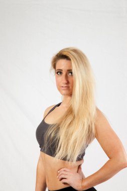 Egzersiz kıyafetli güzel sarışın.