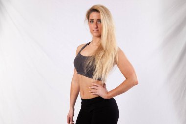 Egzersiz kıyafetli güzel sarışın.