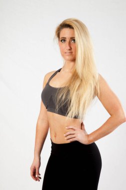 Egzersiz kıyafetli güzel sarışın.