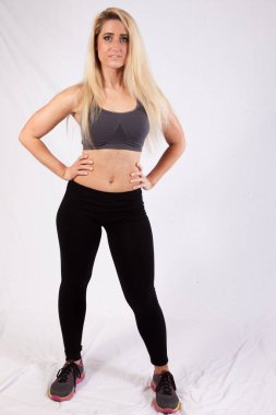 Egzersiz kıyafetli güzel sarışın.