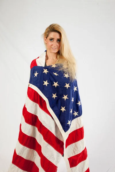 Felice Donna Bionda Avvolta Una Bandiera Degli Stati Uniti — Foto Stock