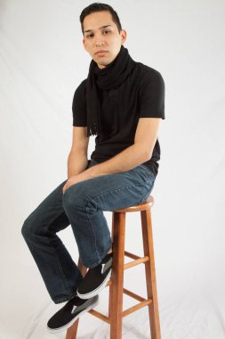 Taburede oturan düşünceli bir adam.