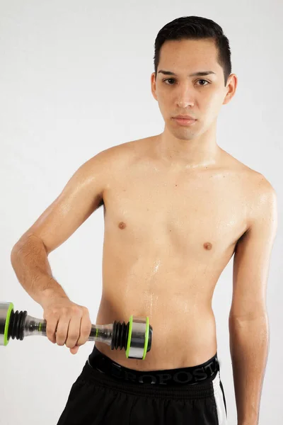 Hombre Sin Camisa Con Mancuerna Haciendo Ejercicio —  Fotos de Stock