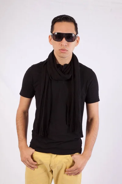 Hombre Pensativo Con Camisa Negra Gafas Sol — Foto de Stock