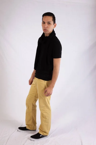 Hombre Reflexivo Con Una Camisa Negra —  Fotos de Stock
