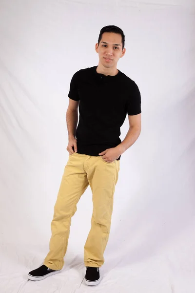 Joven Feliz Con Una Camisa Negra —  Fotos de Stock