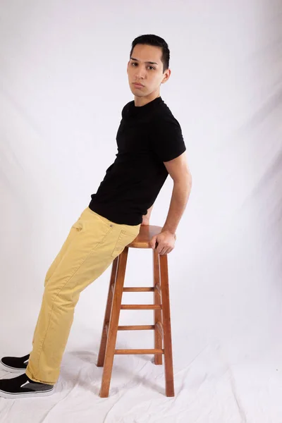 Homme Réfléchi Assis Sur Tabouret — Photo