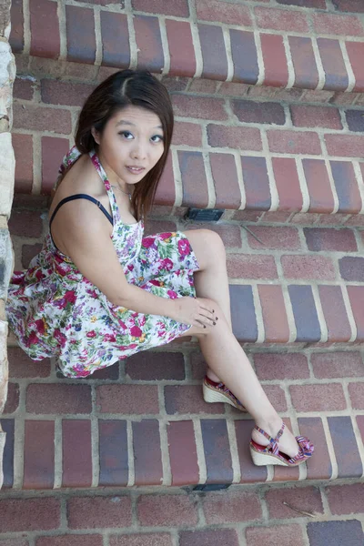 Hübsch Asiatisch Frau Draußen Sitzen — Stockfoto