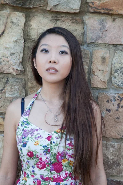 Mooie Aziatische Vrouw Zoek Bedachtzaam Buiten — Stockfoto