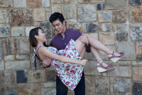 Romantische Asiatische Paar Mit Ihm Trägt Sie Seinen Armen — Stockfoto