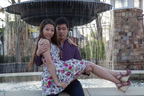 Romantische Asiatische Paar Mit Ihm Trägt Sie Seinen Armen — Stockfoto